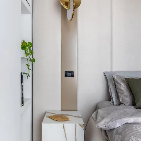Urbanstay - Prime Location Designer Apartment *