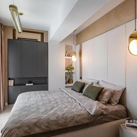 Urbanstay - Prime Location Designer דירה