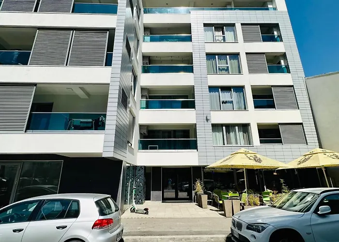 Urbanstay - Prime Location Designer