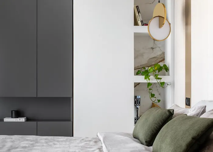 Urbanstay - Prime Location Designer Apartment *